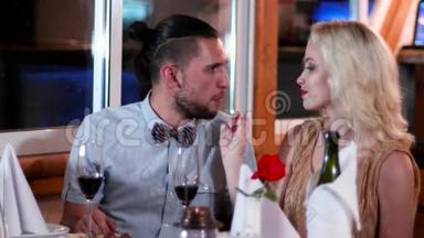 男人和女人在一家<strong>餐馆</strong>约会，浪漫的晚餐在<strong>餐馆</strong>里，夫妻花时间